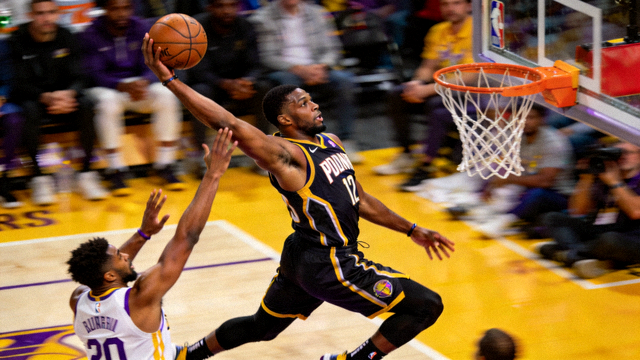 NBA篮球比赛球员突破上篮的比赛画面